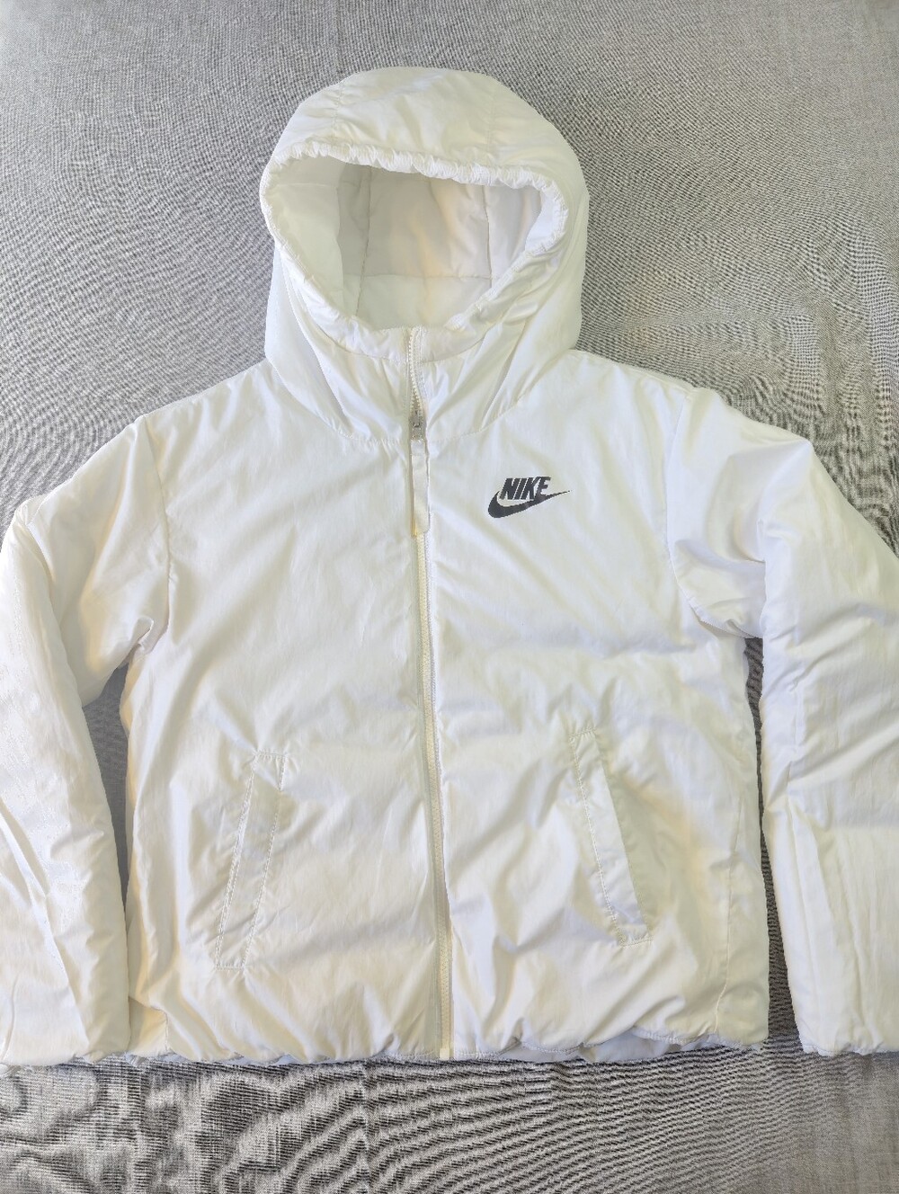 Nike Womens Medium Reversible Puffer Jacket White Black Swoosh Hooded